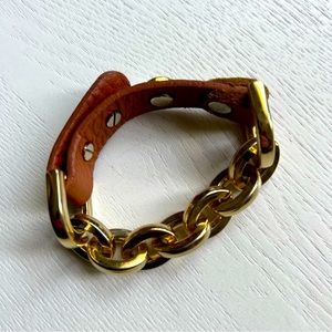 Gold and leather bracelet. Adjustable size. Beautiful quality. Cognac leather